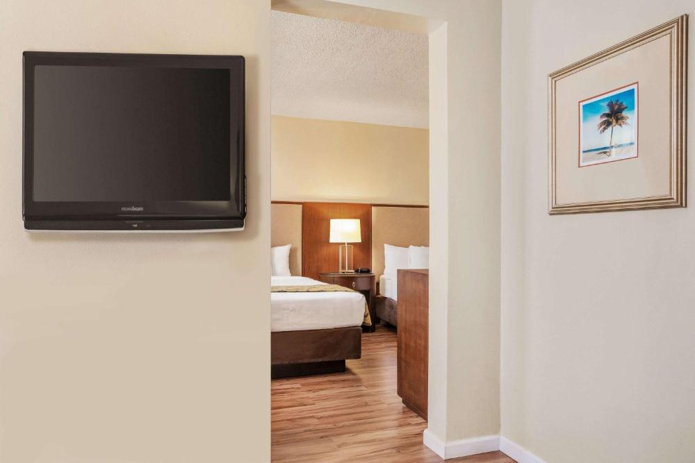 Deluxe Studio Suite with Two Double Beds - Non-Smoking interior