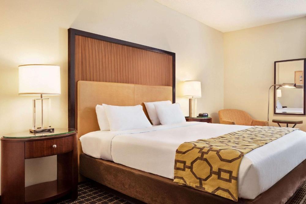 King Room - Non-Smoking interior